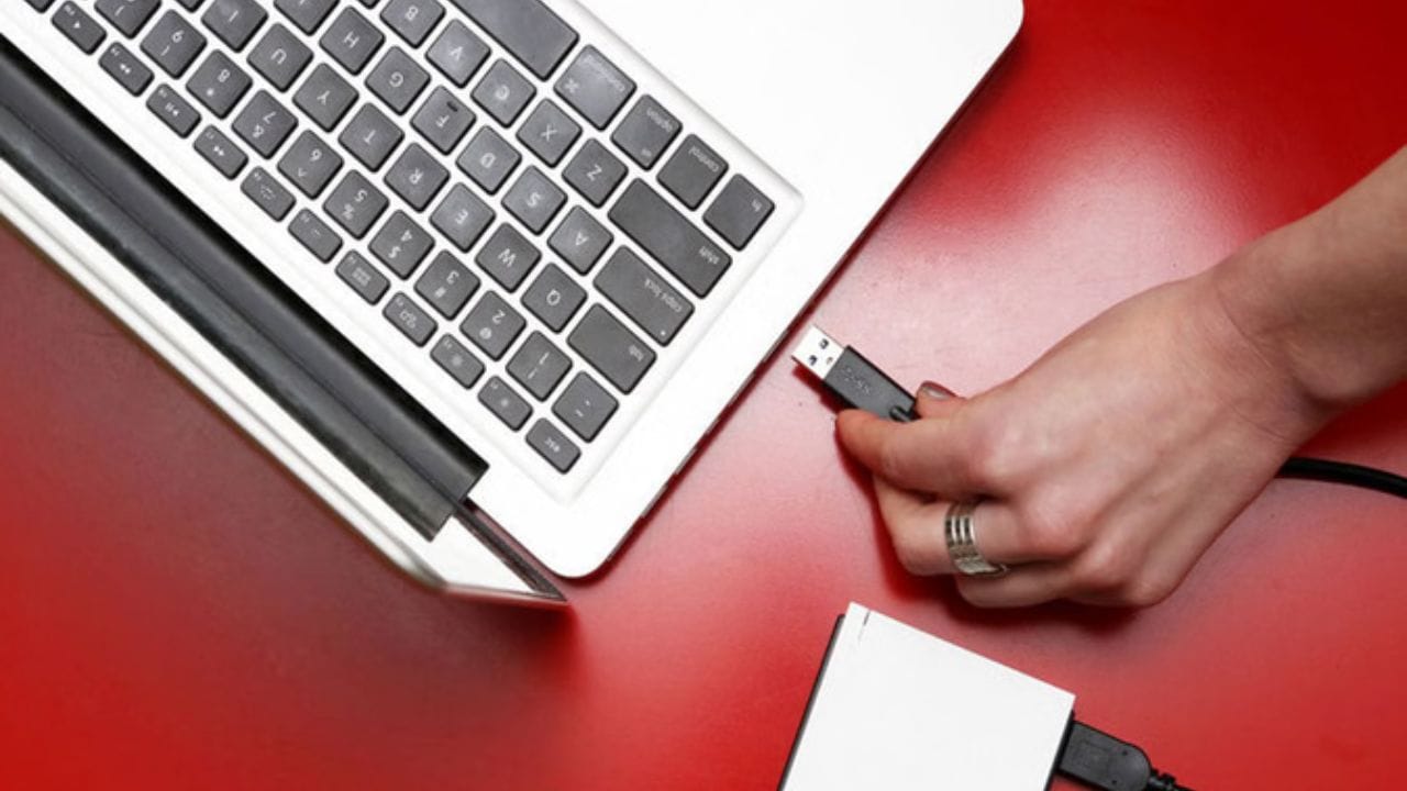 સામાન્ય રીતે PD વાળા ચાર્જર કોઈ સમસ્યા નથી, પરંતુ સારા બ્રાન્ડનું ચાર્જર પસંદ કરો. આજકાલ ઘણા લોકો તેમના ફોન અને લેપટોપ બંનેને એક જ ચાર્જરથી ચાર્જ કરે છે. આ અનુકૂળ અને સલામત છે, જો તે PD ને સપોર્ટ કરે તો. આગલી વખતે ચાર્જર પસંદ કરતી વખતે PD તપાસવાનું ભૂલશો નહીં.