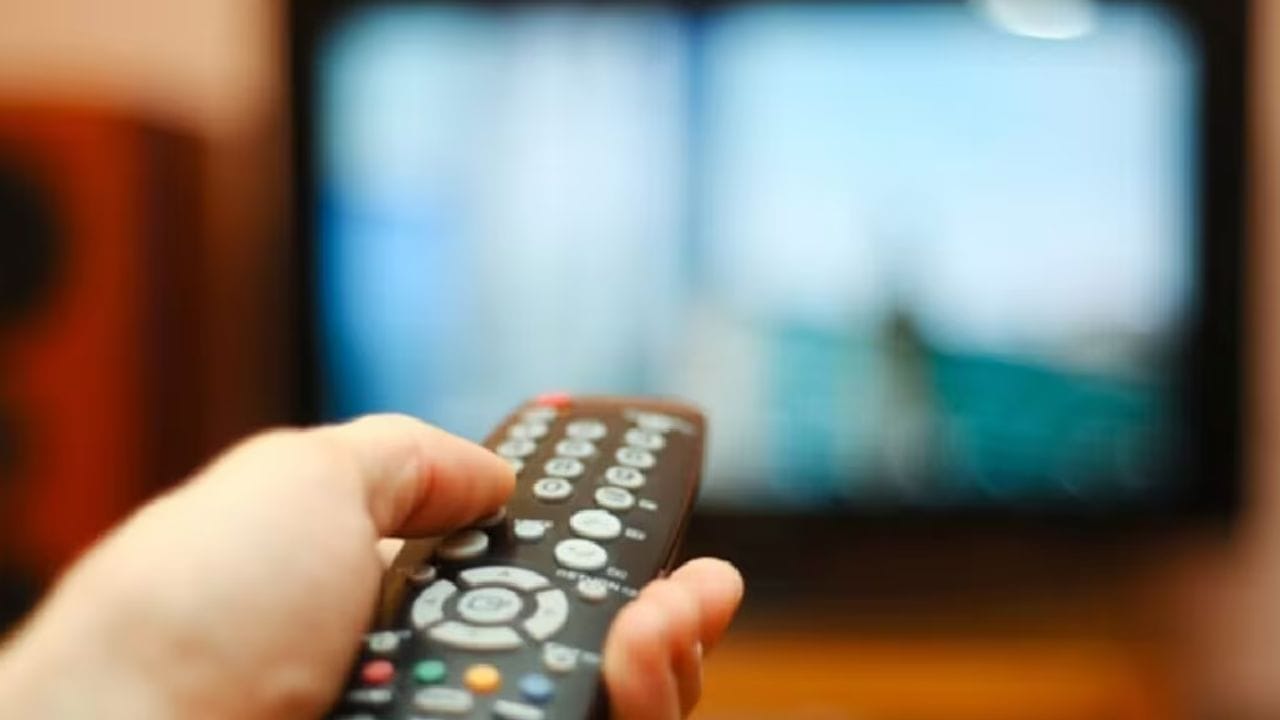 43 થી 55 ઇંચનું સ્માર્ટ ટીવી કેટલા દૂરથી જોવું?: જો તમારા લિવિંગ રૂમમાં મોટી સ્ક્રીનનું સ્માર્ટ ટીવી હોય, તો તમારે દૂરથી જોવું જોઈએ. નિષ્ણાતો સૂચવે છે કે 43 થી 55 ઇંચનું સ્માર્ટ ટીવી લગભગ 6-8 ફૂટના અંતરે જોવું જોઈએ. આ તમારી આંખો માટે સારું છે.