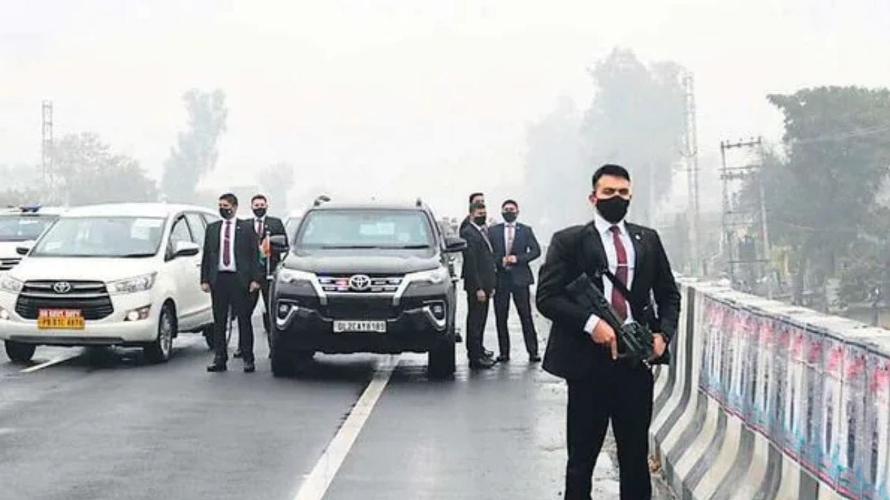 પ્રધાનમંત્રી દેશમાં સર્વોચ્ચ વહીવટી પદ ધરાવે છે અને દેશના રાજકીય, આર્થિક અને સામાજિક નિર્ણયોમાં મુખ્ય ભૂમિકા ભજવે છે. તેમની સુરક્ષા અને કાર્યક્ષમતા રાષ્ટ્રીય હિતનો વિષય છે, તેથી સરકાર દરેક બાબતમાં ખાસ સાવચેતી રાખે છે.