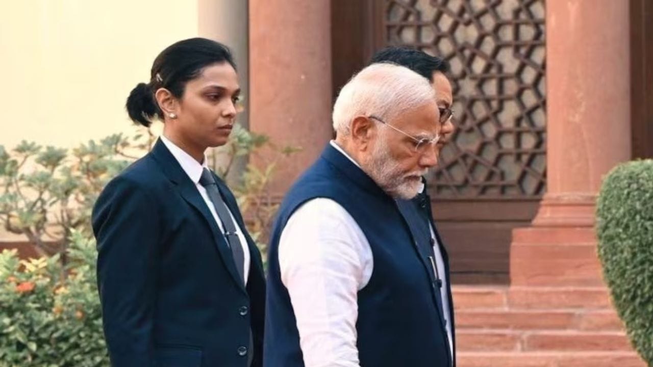 પ્રધાનમંત્રીને દેશભરના વિવિધ રાજ્યોની મુલાકાત લેવાની જરૂર છે, તેથી તેઓ વારંવાર મુસાફરી કરે છે. સ્થાનિક અને આંતરરાષ્ટ્રીય મુસાફરીનો ખર્ચ સરકાર ભોગવે છે. વિદેશ પ્રવાસો, બેઠકો અને સત્તાવાર મુલાકાતો માટે તમામ જરૂરી વ્યવસ્થાઓ માટે સરકાર જવાબદાર છે.