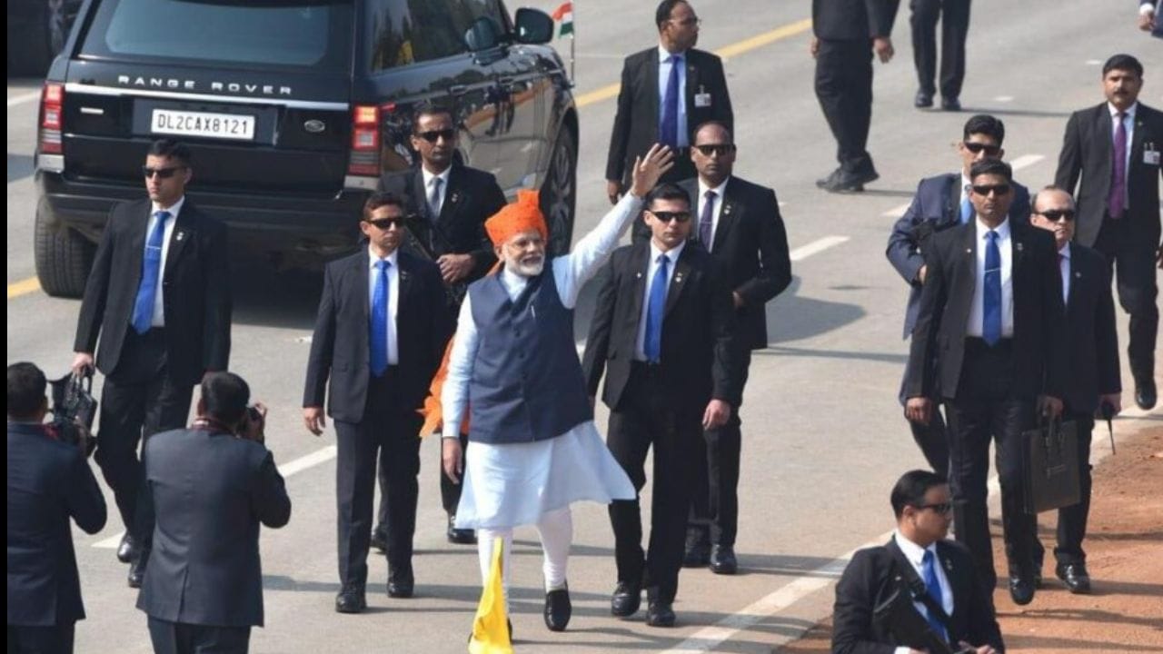 નરેન્દ્ર મોદીને સ્પેશિયલ પ્રોટેક્શન ગ્રુપ (SPG) દ્વારા સુરક્ષા પૂરી પાડવામાં આવે છે. તેમની સુરક્ષા માટે 24 SPG કમાન્ડો હંમેશા તેમની સાથે રહે છે. 2022-23 માટે SPG નું બજેટ આશરે ₹385.95 કરોડ છે. આ મુજબ, પ્રધાનમંત્રીની સુરક્ષાનો ખર્ચ દરરોજ આશરે ₹1.17 કરોડ અને કલાક દીઠ ₹4.90 લાખ થાય છે. તે સરકારની સૌથી મોટી સુરક્ષા વ્યવસ્થાઓમાંની એક છે.