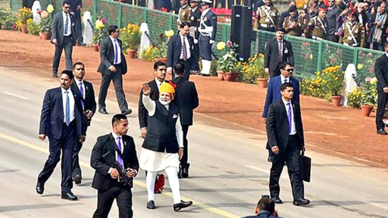 2015 માં દાખલ કરાયેલ માહિતી અધિકાર (RTI) અરજી અનુસાર, પ્રધાનમંત્રી મોદી સાદો ખોરાક ખાય છે અને પોતાના ભોજનનો ખર્ચ પોતે ઉઠાવે છે. તેમનો આહાર સાદો છે અને તેમાં મોટાભાગે શાકાહારી ખોરાકનો સમાવેશ થાય છે. સરકાર તેમના ભોજનનો કોઈ ખર્ચ ઉઠાવતી નથી. પ્રધાનમંત્રીના સત્તાવાર નિવાસસ્થાન, સ્ટાફ, સત્તાવાર વાહનો અને વિદેશ યાત્રા સંબંધિત તમામ ખર્ચ ભારત સરકાર ભોગવે છે. આમાં સુરક્ષા, સંદેશાવ્યવહાર સુવિધાઓ અને રાજદ્વારી સંપર્કો જેવા વિવિધ પાસાઓનો સમાવેશ થાય છે. જો કે, આ ખર્ચમાં તેમના અંગત ખર્ચ કે ભોજન ખર્ચનો સમાવેશ થતો નથી.