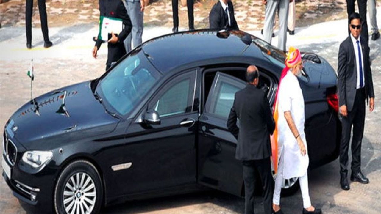 મોદીના સાદા જીવન પાછળ એક વિશાળ વહીવટી વ્યવસ્થા રહેલી છે. લોકોને આશ્ચર્યચકિત કરતા આ ખર્ચાઓ રાજ્યના વડાની સુરક્ષા અને કામગીરીનો અભિન્ન ભાગ છે. સુરક્ષા, રહેઠાણ અને મુસાફરી ખર્ચ રાષ્ટ્રના શ્રેષ્ઠ હિતમાં નક્કી કરવામાં આવે છે.