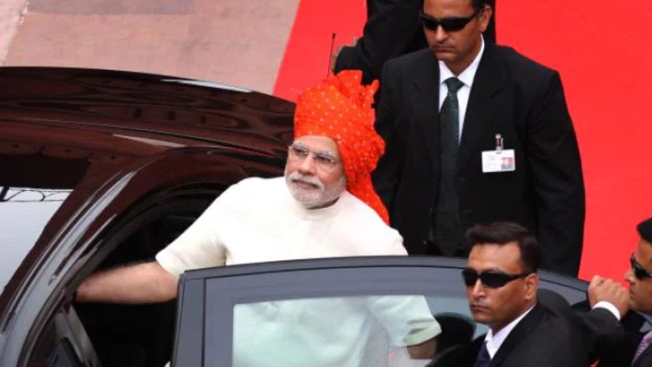 નરેન્દ્ર મોદી તેમના જીવનમાં ખૂબ જ શિસ્તબદ્ધ છે અને યોગ, ધ્યાન અને દૈનિક નિયમિત દિનચર્યાનો અભ્યાસ કરે છે. તેઓ એક સરળ જીવનશૈલી જીવે છે અને તેમણે કોઈ વૈભવી જીવનશૈલી પસંદ કરી નથી. જો કે, તેમના પદના મહત્વને ધ્યાનમાં રાખીને, સરકાર તેમને બધી જરૂરી સુવિધાઓ પૂરી પાડે છે.