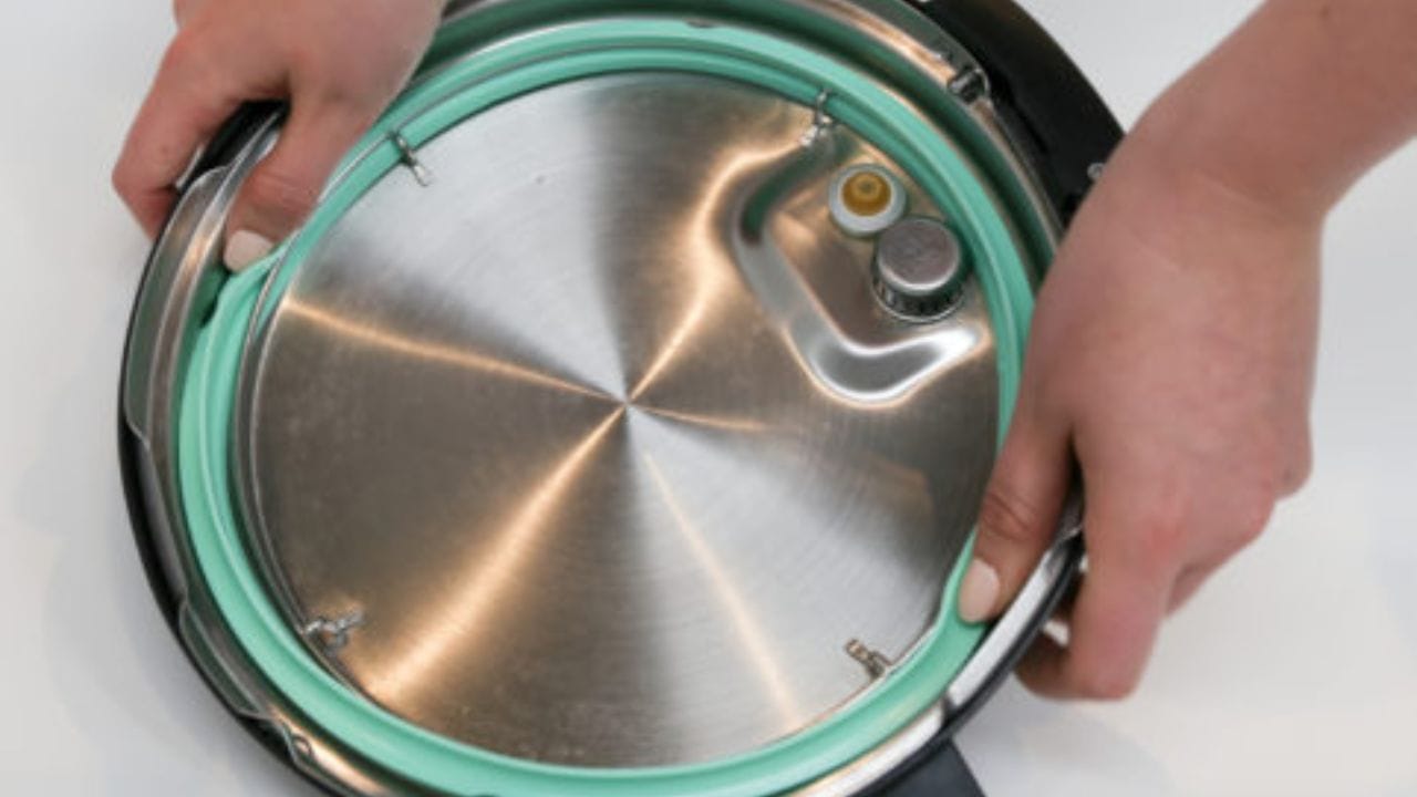 જો રબર ખૂબ જૂનું અને થોડું ઢીલું હોય તો તમે ઢાંકણની કિનારીઓ પર થોડો લોટ લગાવી શકો છો. આ કામચલાઉ ટેપ તરીકે કામ કરશે અને વરાળને બહાર નીકળતી અટકાવશે.
