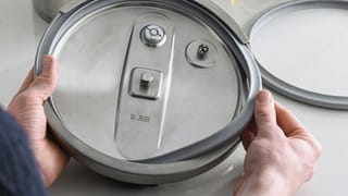 શું કુકરમાં રબરની રિંગ ઢીલી થઈ ગઈ છે, બધી વરાળ નીકળી જાય છે? ફક્ત 10 મિનિટ માટે આ કરો, નવા જેવું થઈ જશે