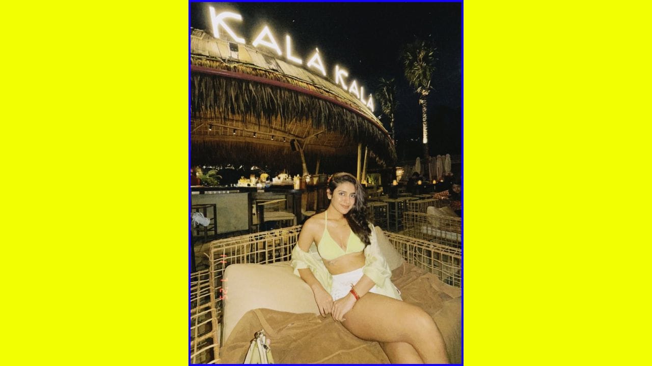 પોતાના બીચ લુકમાં ફિનિશિંગ ટચ ઉમેરવા માટે પ્રિયાએ એક્સેસરીઝનો વધુ પડતો ઉપયોગ કર્યો નથી. તેણે ફક્ત ક્લિપ વડે પોતાના વાળ બાજુ પર બાંધ્યા અને ખભા પર બેગ રાખી. બેન્ચ પર બેઠેલી તેની પોઝિંગ સ્ટાઇલ જોવાલાયક હતી.