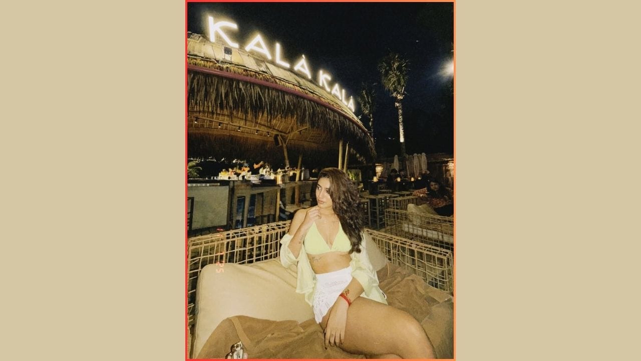 સોશિયલ મીડિયા પર ઘણીવાર એવી ક્લિપ્સ વાયરલ થાય છે, જે રાતોરાત કોઈને પણ સ્ટાર બનાવી દે છે. 7 વર્ષ પહેલાં પ્રિયા પ્રકાશ વારિયર સાથે પણ આવું જ કંઈક બન્યું હતું. 18 વર્ષની ઉંમરે એક મ્યુઝિક વીડિયોમાં સ્કૂલના છોકરા પર આંખ મારતો તેનો વીડિયો વાયરલ થયો હતો, જેનાથી તેને ખૂબ જ લોકપ્રિયતા મળી હતી. હવે 25 વર્ષની ઉંમરે તે તેના સ્ટાઇલિશ લુકથી બધાનું ધ્યાન ખેંચી રહી છે.