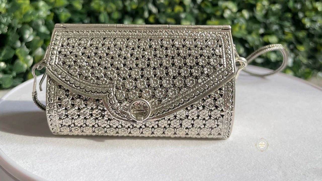 પર્સ/વોલેટ: જ્યોતિષ અને વાસ્તુમાં, પર્સને સંપત્તિ અને દેવી લક્ષ્મીનું પ્રતીક માનવામાં આવે છે. વપરાયેલી પર્સ આપવાથી નાણાકીય નુકસાન, ખર્ચમાં વધારો અને નાણાકીય અસ્થિરતા થઈ શકે છે. એવું માનવામાં આવે છે કે આ દેવી લક્ષ્મીની હાજરીને નબળી પાડે છે અને કમાણીના માર્ગમાં અવરોધ ઉભો કરે છે.
