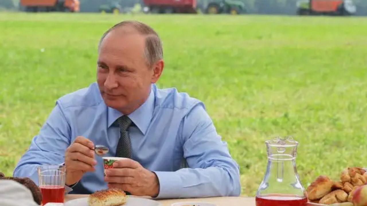 2018 માં ભારત-રશિયા સમિટ દરમિયાન પણ, એક રશિયન રસોઇયાએ હૈદરાબાદ હાઉસના રસોડામાં પોતાનો ચૂલો લગાવ્યો હતો. 6 ઓક્ટોબર, 2018 ના રોજ, એક મીડિયા એ જણાવ્યું હતુ કે, "રાષ્ટ્રપતિ ભવનમાં બિરયાની અને ગલોટી કબાબ તૈયાર કરવામાં આવ્યા હતા, પરંતુ પુતિને ફક્ત તેમનો રશિયન સલાડ અને ત્વોરોગ ખાધો હતો."