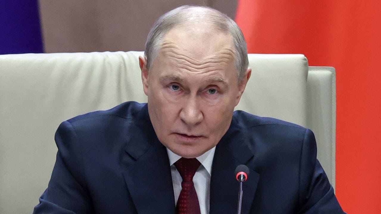 આવું નથી. ભૂતપૂર્વ FSO અધિકારી અને હવે પત્રકાર આન્દ્રે સોલ્ડાટોવ તેમના પુસ્તક "ધ ન્યૂ નોબિલિટી" માં લખે છે કે 2001 થી પુતિનની વિદેશ યાત્રાઓમાં "પોર્ટેબલ ફૂડ લેબોરેટરી" તેમની સાથે છે. આ લેબ સ્પેક્ટ્રોમીટર અને રાસાયણિક પરીક્ષણો દ્વારા દરેક વાનગીની તપાસ કરે છે. 2017 માં ફ્રાન્સના વર્સેલ્સના મહેલમાં પણ આવું જ બન્યું હતું. ફ્રેન્ચ રસોઇયાએ ક્રોસન્ટ્સ અને ફોઇ ગ્રાસ તૈયાર કર્યા, પરંતુ પુતિને ફક્ત તેમના સુરી સૂપ અને ટ્વોરોગ ખાધા.