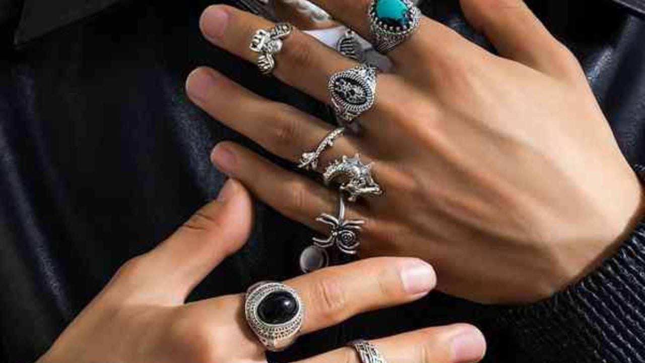 વીંટી: વીંટીઓને ગ્રહો અને નસીબ સાથે સીધી રીતે જોડાયેલી માનવામાં આવે છે. વીંટી, ખાસ કરીને રત્ન અથવા ધાતુથી બનેલી, કોઈને પહેરવા માટે આપવી અશુભ માનવામાં આવે છે. આ ગ્રહોના પ્રભાવને નબળો પાડી શકે છે અને તમારા ભાગ્યમાં અવરોધો પેદા કરી શકે છે.
