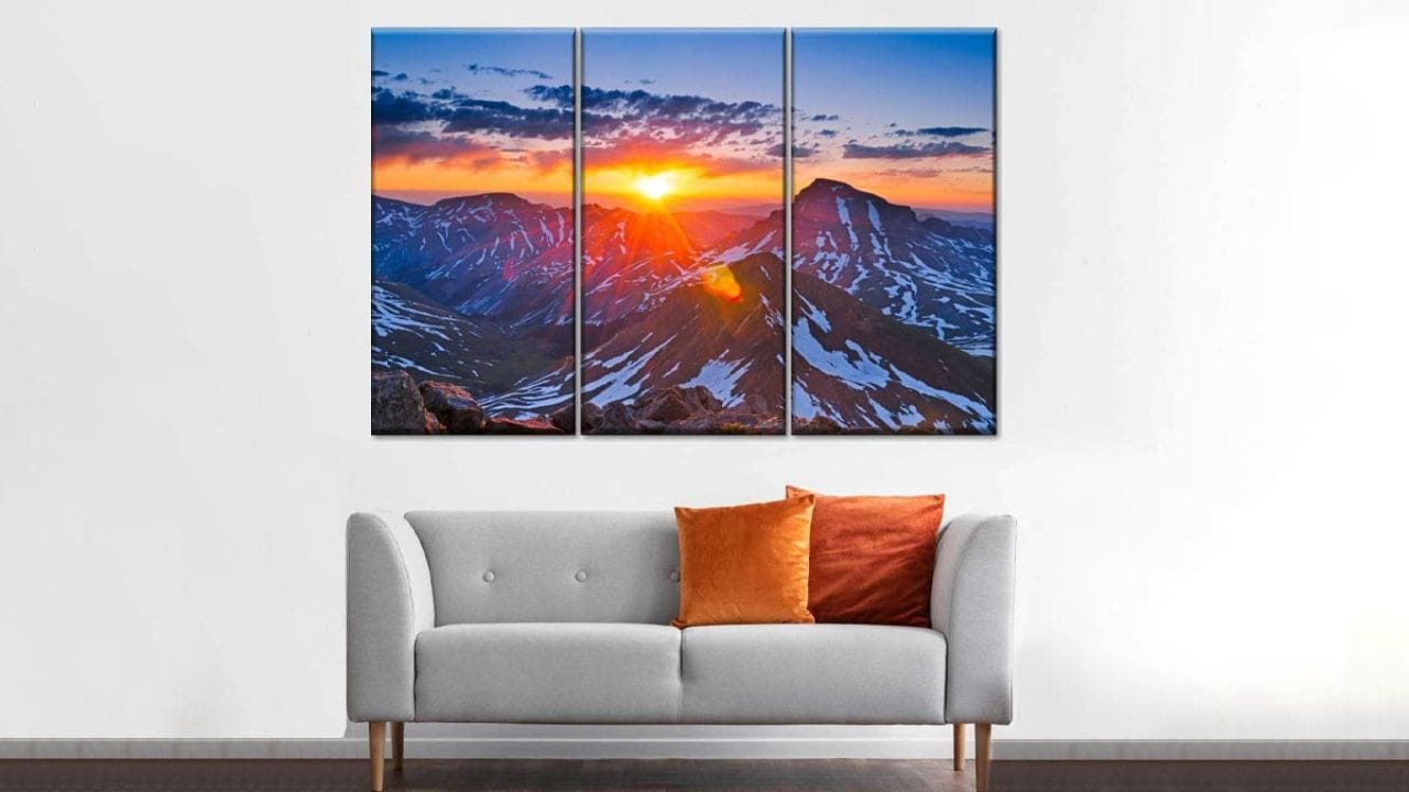 ગ્રહોનો આપણા જીવન પર ઊંડો પ્રભાવ પડે છે. ગ્રહોની ગતિ, તેમની દિશા અને તેમની સ્થિતિ જીવનમાં બનતી ઘટનાઓ નક્કી કરે છે. તેથી, ગ્રહો સાથે સંબંધિત દરેક વસ્તુના વાસ્તુ અને જ્યોતિષીય પાસાઓ પર ધ્યાન આપવું ખૂબ જ મહત્વપૂર્ણ માનવામાં આવે છે. આ સંદર્ભમાં, આજે આપણે ઘરમાં સૂર્યનું ચિત્ર કે તસવીર ઘરમાં લગાવવી જોઈએ કે નહીં તો જાણીશું