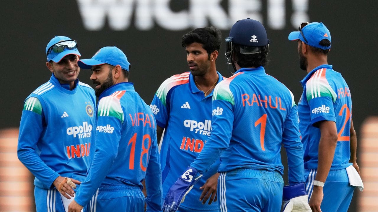 રોહિત શર્માના નામ પર વનડે ક્રિકેટમાં એક બે નહી પરંતુ 3 બેવડી સદી છે. તેમણે વર્ષ 2013માં ઓસ્ટ્રેલિયા વિરુદ્ધ 209 રન બનાવ્યા હતા. 2014માં શ્રીલંકા વિરુદ્ધ 264 રનની ઈનિગ્સ રમી હતી. ત્યારબાદ 2017માં 208 રન બનાવી અણનમ રહીને, રોહિત ત્રીજી વખત આ સિદ્ધિ મેળવનાર વિશ્વનો એકમાત્ર બેટ્સમેન બન્યો. તેનાથી વિપરીત, વિરાટ કોહલી, 2012માં પાકિસ્તાન સામે 183 રન બનાવ્યા  ક્યારેય બેવડી સદીની નજીક પણ પહોંચી શક્યો નથી.