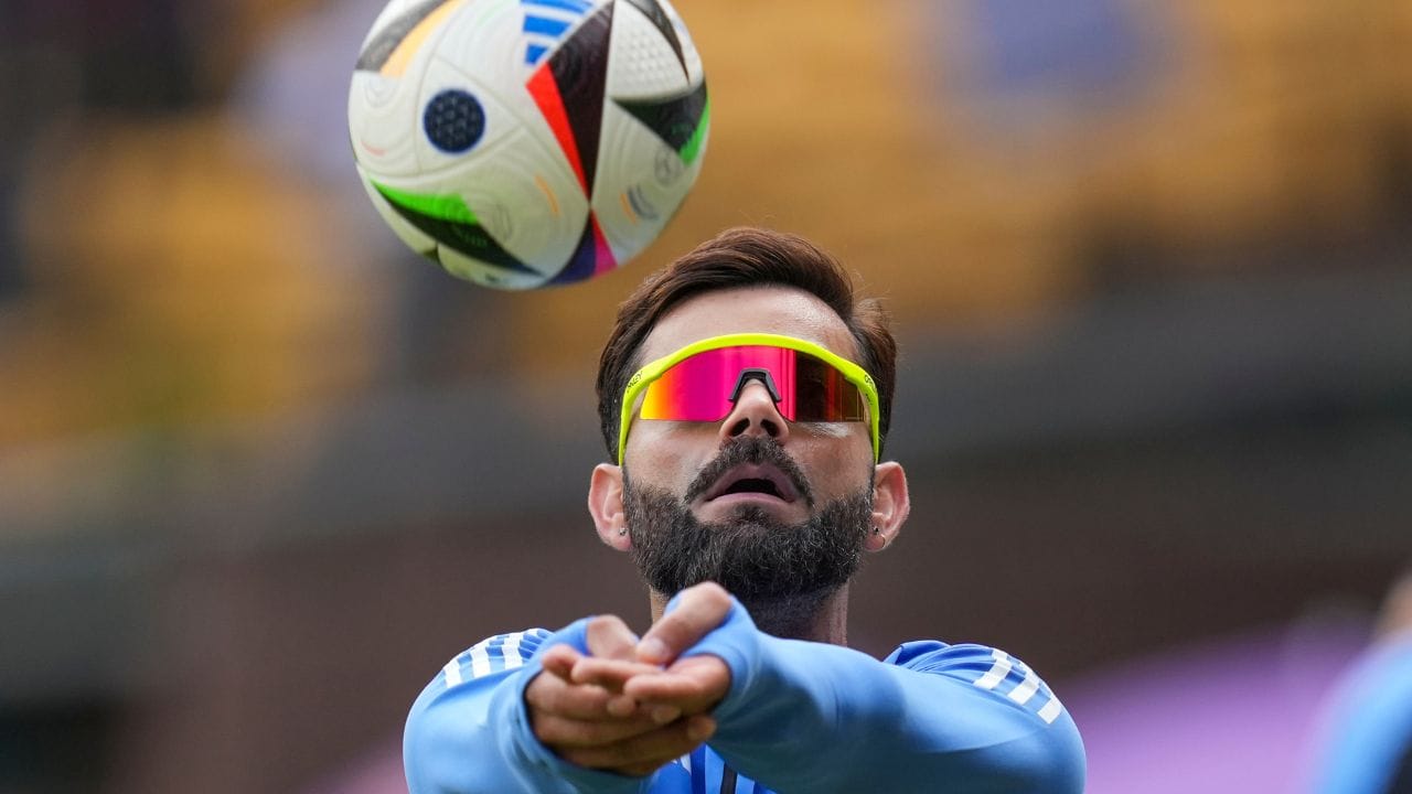 રોહિત શર્માના નામ પર કોઈ એક ઈનિગ્સમાં ચોગ્ગા-છગ્ગાથી સૌથી વધારે રન બનાવવાનો રેકોર્ડ છે. રોહિત શર્માએ પોતાની 264 રનની ઈનિગ્સ દરમિયાન 186 રન ચોગ્ગા અને સિક્સ ફટકારી બનાવ્યા હતા. જેમાં 33 ચોગ્ગા અને 9 સિકસ છે. વિરાટ કોહલી આ રેકોર્ડના લિસ્ટમાં ટોપ-30માં સામેલ નથી.