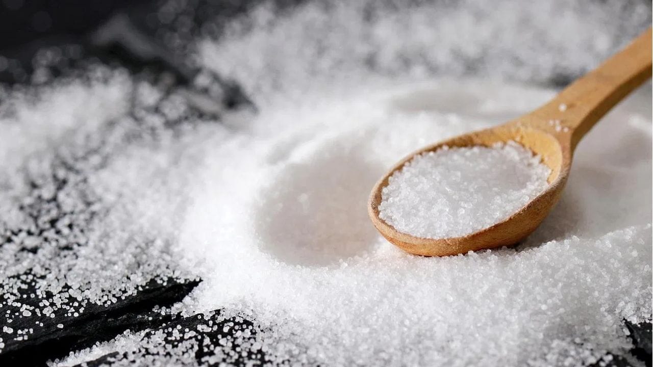 વધારે મીઠું ખાવાથી કિડનીમાં પથરી થવાનો ખતરો વધે છે. કારણ કે મીઠામાં રહેલું સોડિયમ પેશાબમાં કેલ્શિયમ વધારી દે છે, જેનાથી પથરી બનવાની શક્યતા વધી જાય છે. ચિપ્સ, નાસ્તા, ચટણી, ઇન્સ્ટન્ટ નૂડલ્સ, અથાણાં અને ફાસ્ટ ફૂડ જેવી વસ્તુઓમાં મીઠું બહુ હોય છે, તેથી ઓછું ખાવું જોઈએ.