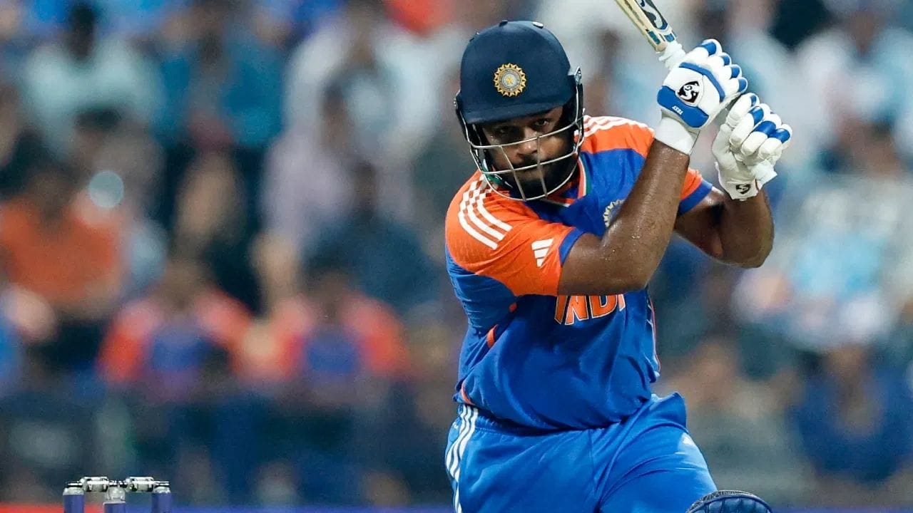 ટીમ ઈન્ડિયાએ T20 ટીમના વાઈસ કેપ્ટન શુભમન ગિલના સ્થાને વિકેટકીપર બેટ્સમેન સંજુ સેમસનને પ્લેઈંગ ઈલેવનમાં તક આપી છે.