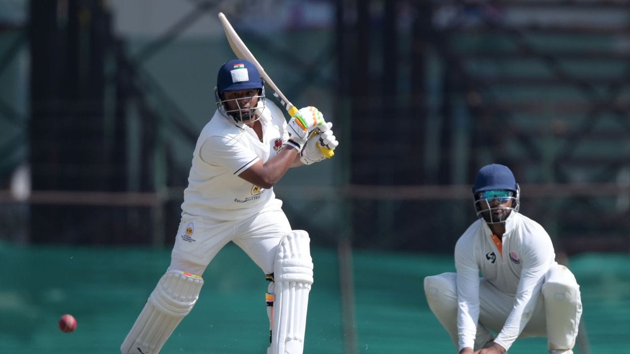 ગયા વર્ષે પણ સરફરાઝ ખાન હરાજીમાં વેચાયો ન હતો. કોઈએ તેના પર બોલી લગાવી ન હતી. ખાસ વાત એ છે કે, 16 ડિસેમ્બરના રોજ સરફરાઝ ખાને સૈયદ મુશ્તાક અલી ટ્રોફીમાં રાજસ્થાન સામે ધમાકેદાર ઇનિંગ રમી હોવા છતાં પણ કોઈ ટીમ ઓક્શનમાં તેને ખરીદવા માટે તૈયાર નહોતી.