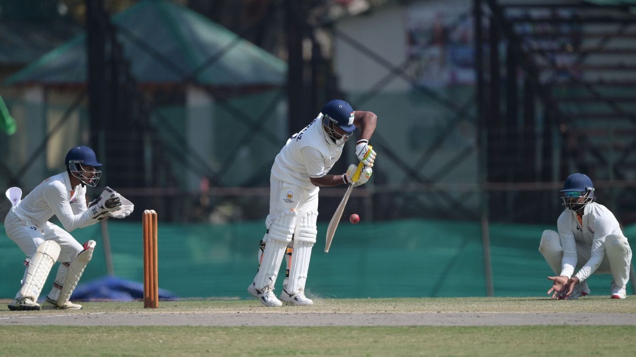 ભારતીય બેટ્સમેન સરફરાઝ ખાને પણ IPL 2026 ના મિની ઓક્શનમાં ₹75 લાખની બેઝ પ્રાઈસ સાથે પોતાનું નામ નોંધાવ્યું. જો કે, સરફરાઝ ખાન પર કોઈએ બોલી લગાવી નહોતી. 