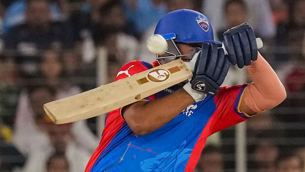 યુવા ભારતીય ઓપનર પૃથ્વી શોને IPL 2026 ના મિની ઓક્શનમાં મોટો ઝટકો લાગ્યો છે. પોતાની આક્રમક બેટિંગ માટે જાણીતા આ ખેલાડીની બેઝ પ્રાઈસ ₹75 લાખ હોવા છતાં કોઈ ટીમે તેમાં રસ ન ધરાવ્યો. 