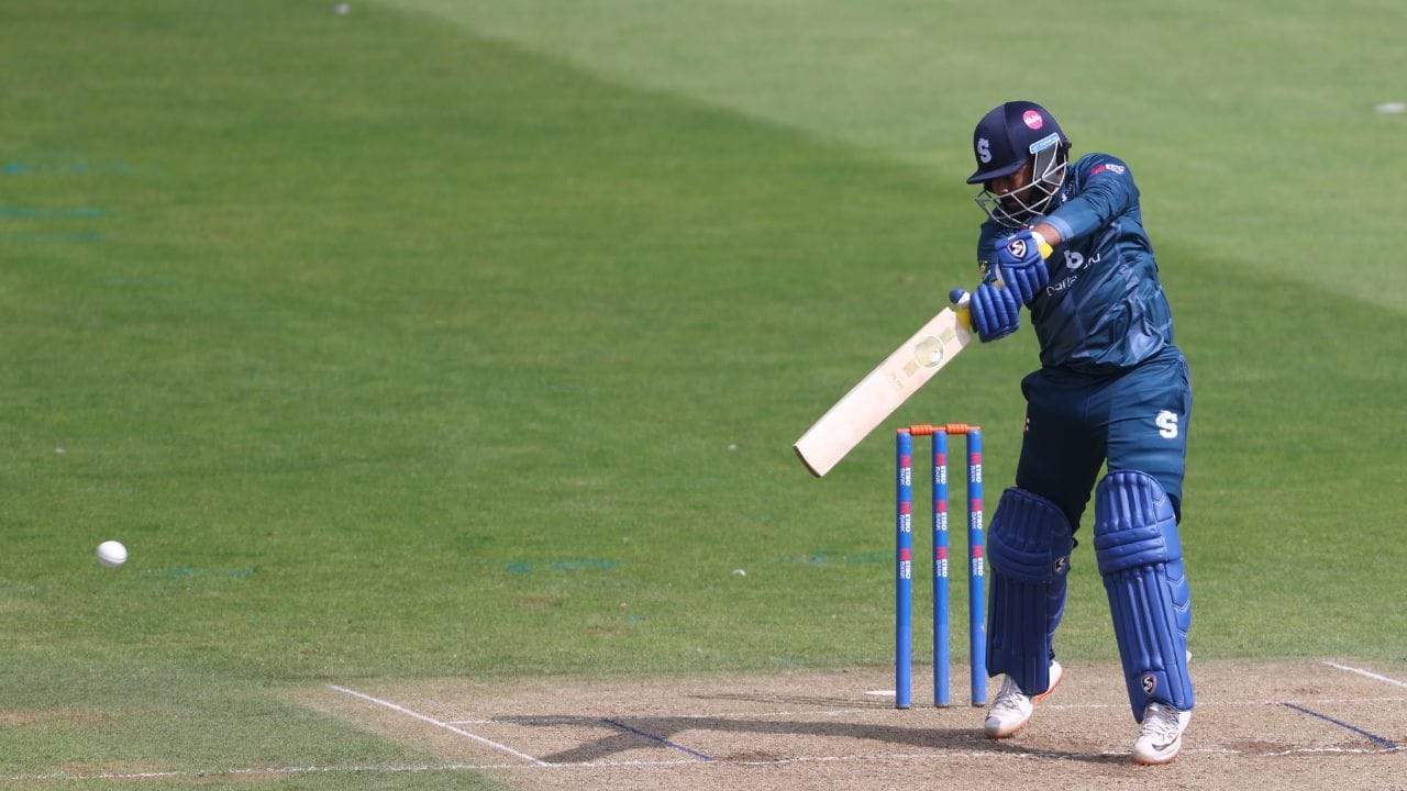 પૃથ્વી શૉની IPL કારકિર્દી ઉતાર-ચઢાવથી ભરેલી રહી છે. તેણે પોતાની કારકિર્દીની શરૂઆત શાનદાર રીતે કરી હતી અને તેને ભારતીય ક્રિકેટમાં આગામી સ્ટાર તરીકે જોવામાં આવતો હતો. પોતાની વિસ્ફોટક બેટિંગ અને નીડર અંદાજ માટે જાણીતા શૉનું પ્રદર્શન છેલ્લી કેટલીક સિઝનમાં નિરાશાજનક રહ્યું છે. એક ઓપનર તરીકે પૃથ્વી શૉ IPL માં ટીમને સારી શરૂઆત અપાવી શક્યો નથી.