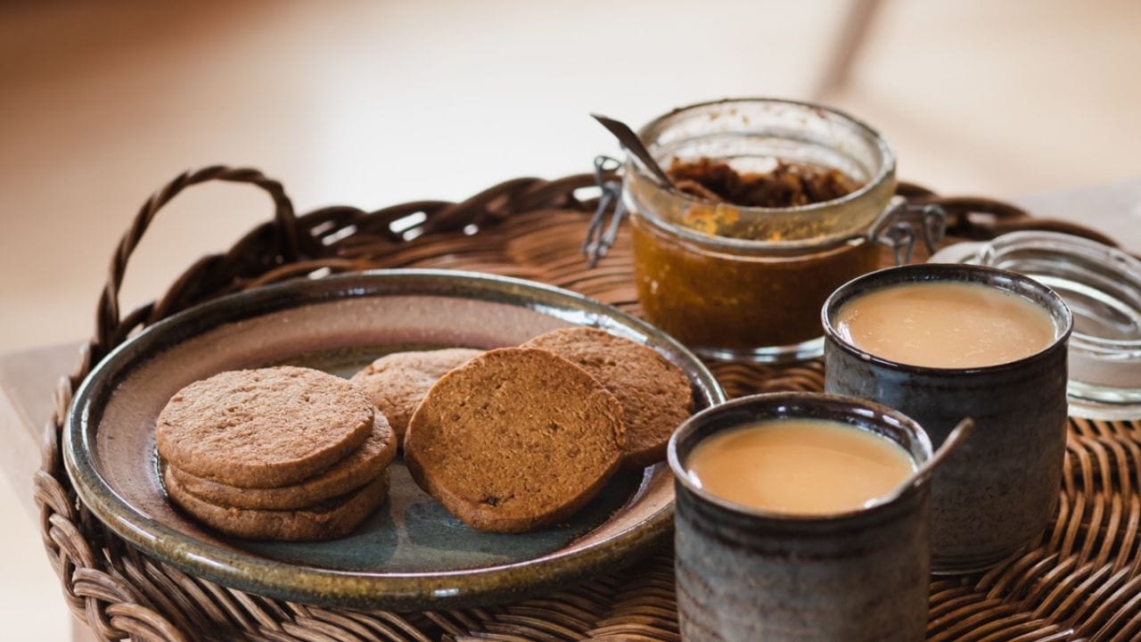 એસિડિટી અને પેટનું ફૂલવું - ચા અને બિસ્કિટનું મિશ્રણ પેટ માટે પણ સારું નથી. તેનું સેવન કરવાથી ગેસ, એસિડિટી અને પેટનું ફૂલવું થઈ શકે છે. આનું કારણ એ છે કે તેમાં હાજર રિફાઇન્ડ લોટ, ખાંડ અને ચરબી સરળતાથી પચતી નથી અને પાચનતંત્રને અસર કરે છે.