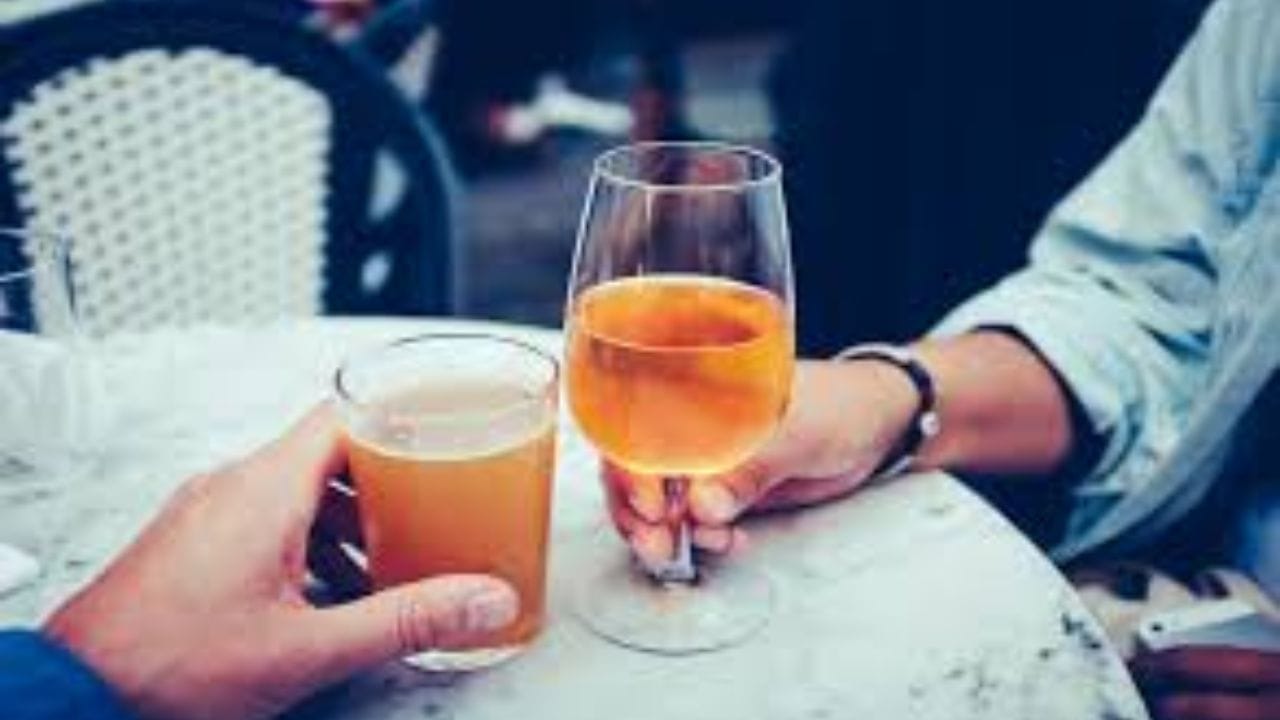 બ્રાન્ડી એ ફળોના વાઇનમાંથી બનેલ એક પ્રકારનો ડિસ્ટિલેશન દારૂ છે અને તે ડચ શબ્દ બ્રાન્ડેવિજન પરથી આવ્યો છે, જેનો અર્થ બળી ગયેલો વાઇન થાય છે. તે કોઈપણ ફળમાંથી બનાવી શકાય છે. (Image Credit: Google)