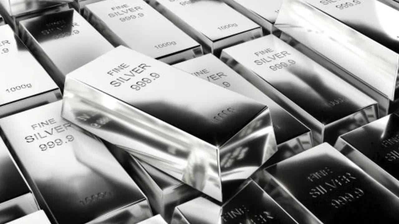 દિલ્હી સરાફા બજારમાં શુક્રવારે ચાંદીનો ભાવ ₹3,500 ઘટીને ₹2,04,100 પ્રતિ કિલોગ્રામ થયો. એક દિવસ પહેલા ચાંદી ₹2,07,600ના રેકોર્ડ સ્તરે પહોંચી હતી.
