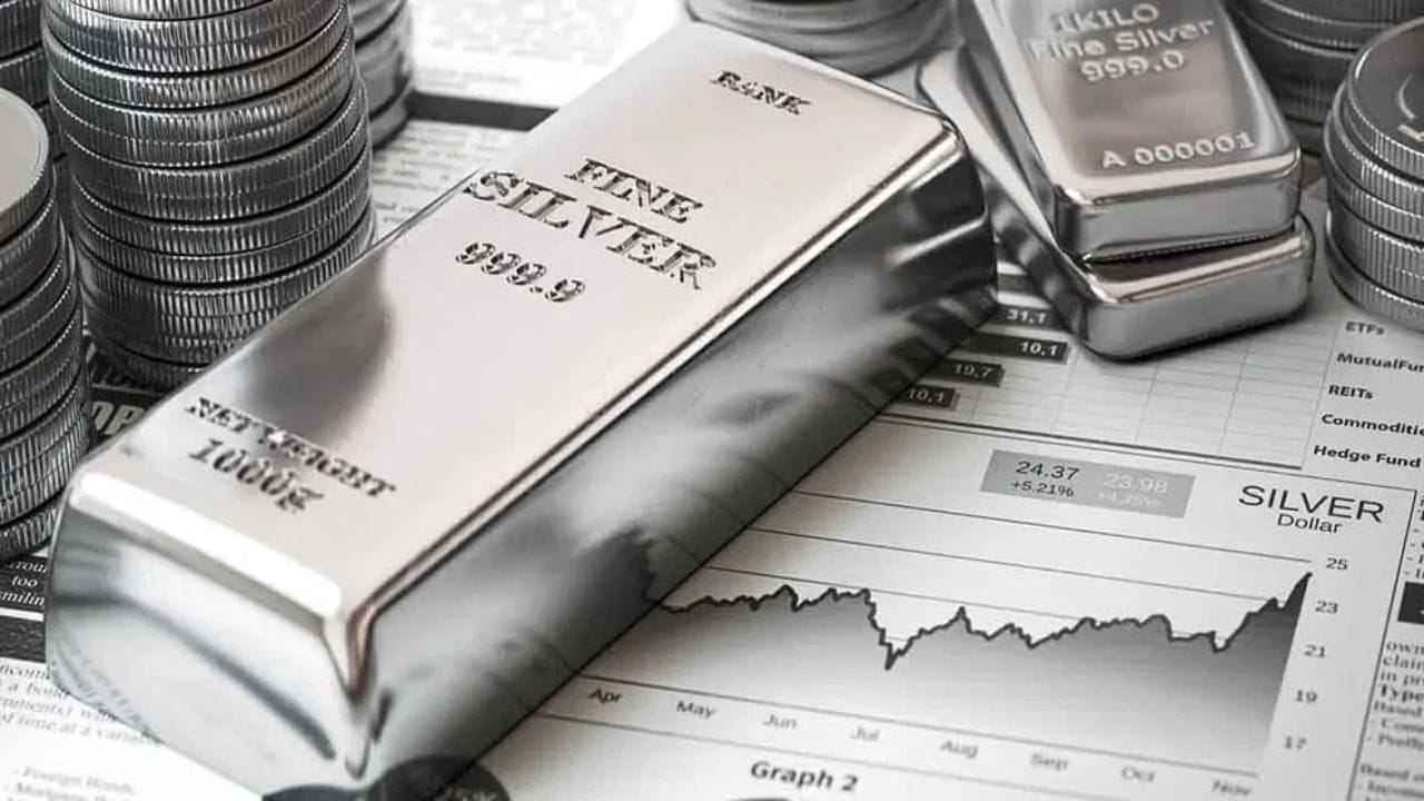 સ્પોટ ચાંદી સતત ચોથા દિવસે વધી, વિદેશી બજારોમાં 1% થી વધુ વધીને USD 64.57 ની નવી ઊંચી સપાટીને સ્પર્શી ગઈ.