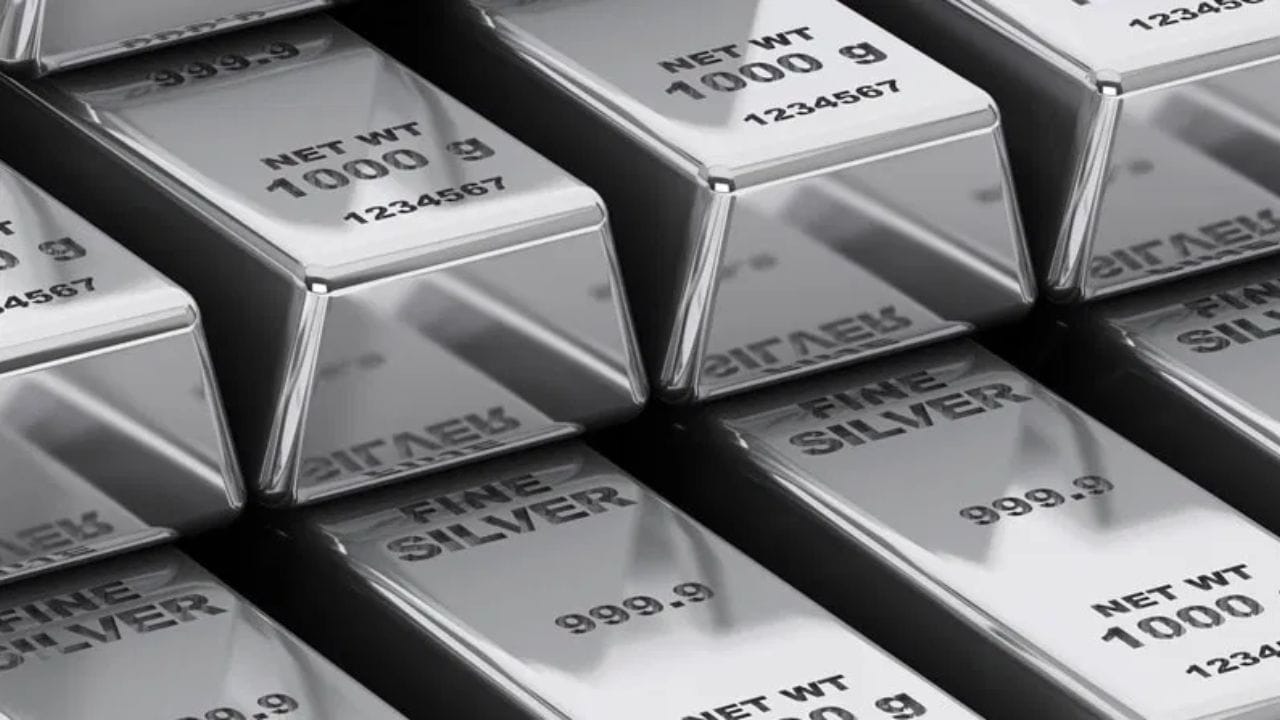 વિશ્લેષકો કહે છે કે યુએસ ડોલર સામે રૂપિયાના ઐતિહાસિક ઘટાડાએ આ તેજીને વેગ આપ્યો છે. વધુમાં, ચાંદીની વધતી માંગ અને તહેવારોની સિઝન દરમિયાન મજબૂત વેચાણ પણ ચાંદીના ભાવમાં વધારામાં ફાળો આપી રહ્યું છે. ઘણા વિશ્લેષકો આગાહી કરે છે કે 2026 સુધીમાં ચાંદી 2 લાખ રૂપિયાને વટાવી શકે છે. 
