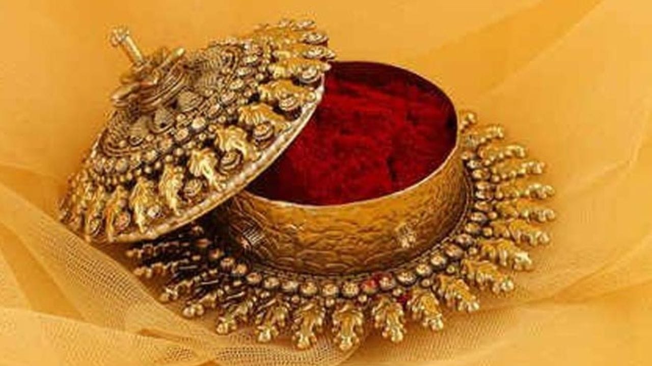 સિંદૂર: કોઈના હાથમાંથી સિંદૂર પડવું એ અશુભ માનવામાં આવે છે. સિંદૂરને વૈવાહિક આનંદનું પ્રતીક માનવામાં આવે છે. એવું કહેવાય છે કે જો વહેલી સવારે કોઈના હાથમાંથી સિંદૂરનું બોક્સ પડી જાય તો તે સૂચવે છે કે પરિવાર અથવા લગ્નજીવન પર કોઈ મોટી આફત આવી શકે છે. આવી સ્થિતિમાં વ્યક્તિએ રોજિંદા કાર્યો સાવધાની સાથે કરવા જોઈએ.
