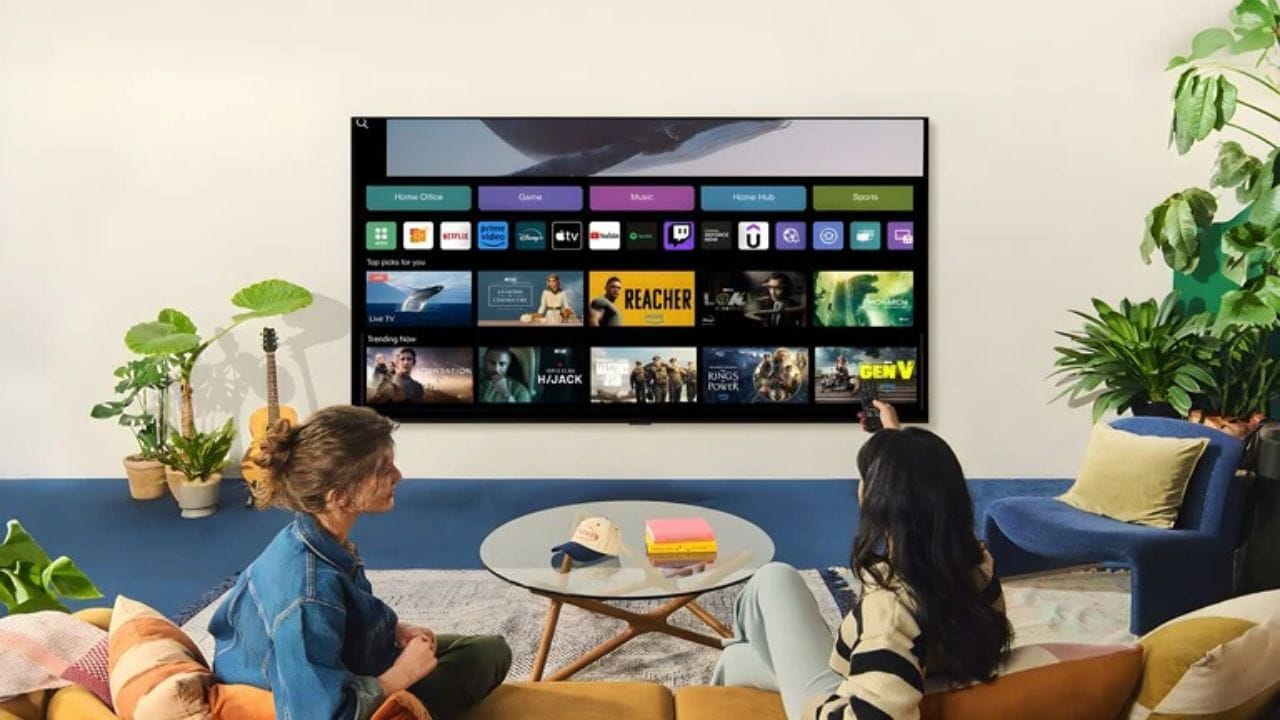 આજના સ્માર્ટ ટીવી પોતાના પ્રોસેસર, રેમ અને સોફ્ટવેર સાથે કમ્પ્યુટરની જેમ કાર્ય કરે છે. જ્યારે તમે કલાકો સુધી YouTube, Netflix અથવા અન્ય એપ્લિકેશનો જુઓ છો, ત્યારે ટીવીના બેકગ્રાઉન્ડમાં 'કેશ' નામનો ઘણો કામચલાઉ ડેટા એકઠો થાય છે. આ ડેટા કેશ મેમરીને ભરી દે છે, જેના કારણે ટીવી ધીમું થઈ જાય છે અને તેનું પ્રદર્શન ઘટી જાય છે.