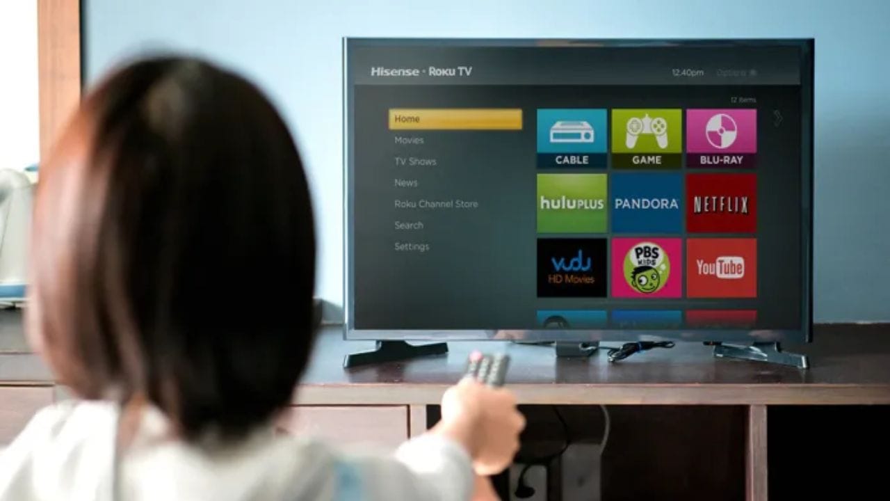 જો તમારું ટીવી ધીમુ ચાલી રહ્યું હોય કે હેંગ થઈ રહ્યું હોય તો પહેલા પહેલા, રિમોટ અથવા ટીવી પરના બટનનો ઉપયોગ કરીને ટીવી બંધ કરો.