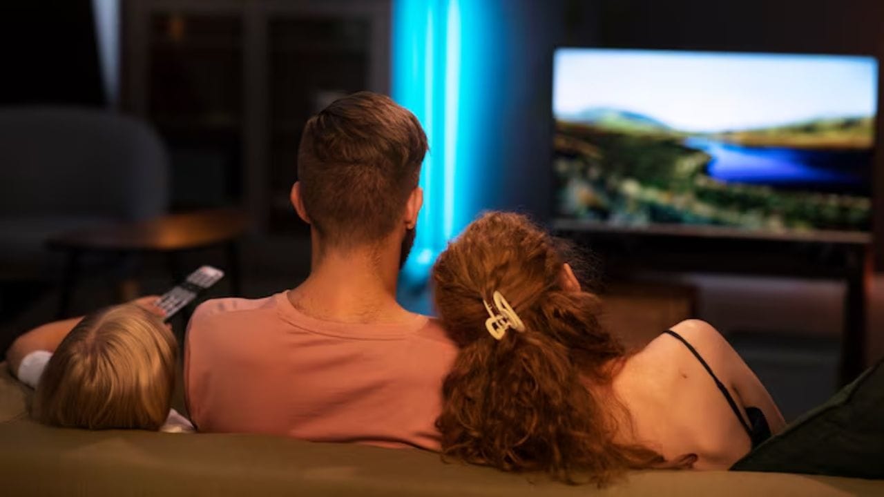 આ બાદ વોલ સોકેટમાંથી ટીવીને સંપૂર્ણપણે અનપ્લગ કરો.