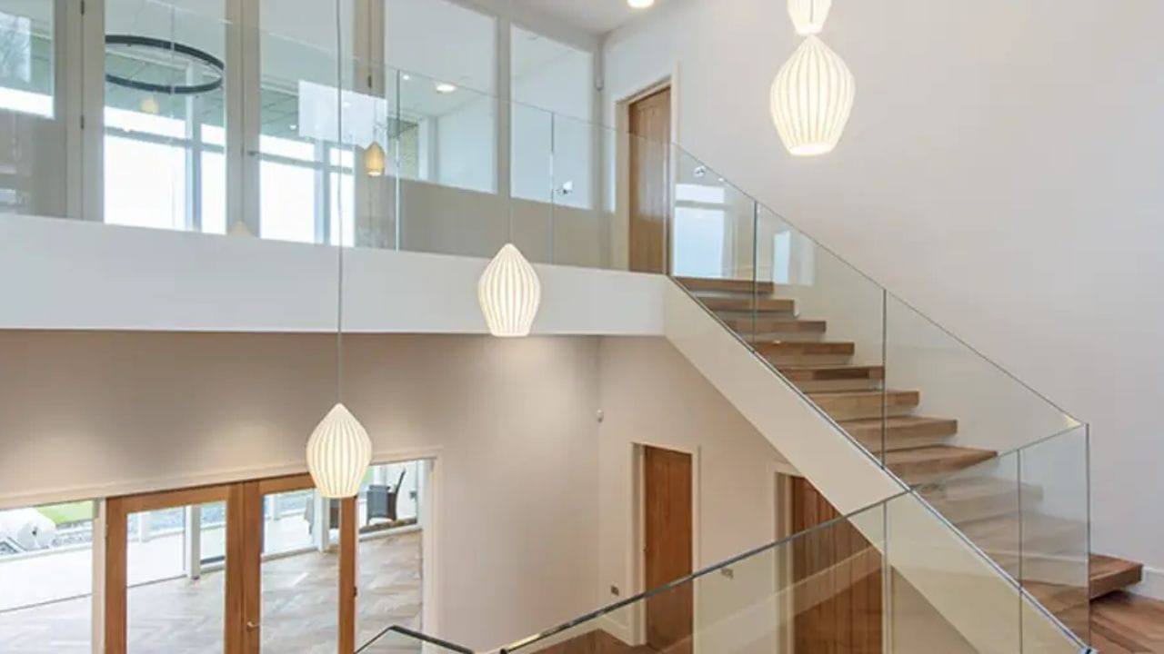 વાસ્તુશાસ્ત્ર અનુસાર, સીડી નીચેની જગ્યા ઘરનો એક એવો ભાગ છે જ્યાં કુદરતી રીતે પ્રકાશ ઓછો હોય છે અને ઉર્જાનો પ્રવાહ નબળો હોય છે. વાસ્તુશાસ્ત્ર આને "છુપાયેલી જગ્યા" માને છે, તેથી ત્યાં કોઈપણ અયોગ્ય બાંધકામ ઘરની ઉર્જાને અસર કરી શકે છે.