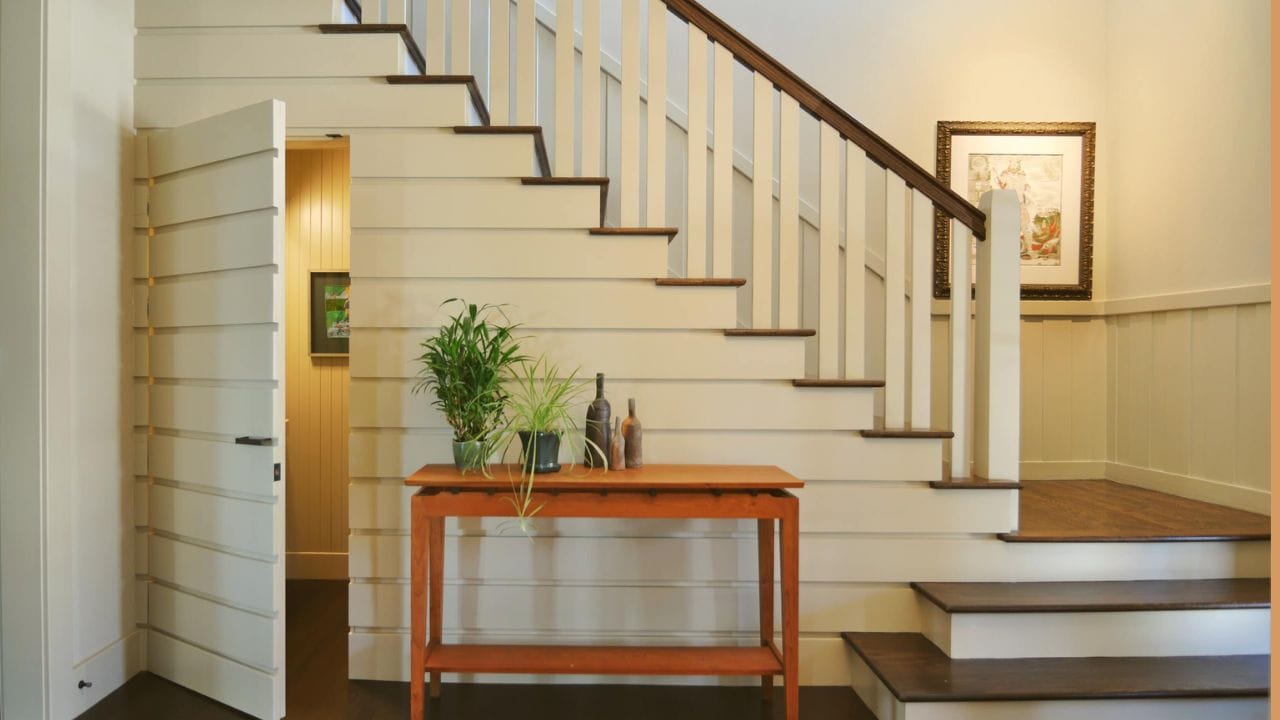 મોટાભાગના લોકો તેમના જીવનમાં ફક્ત એક જ વાર ઘર બનાવે છે. વાસ્તુ શાસ્ત્ર ઘરના દરેક ખૂણા માટે ચોક્કસ નિયમો દર્શાવે છે, જે શાંતિ જાળવવા અને સકારાત્મક ઉર્જા લાવવા માટે જરૂરી છે. તેથી, ઘરના દરેક ખૂણાને વિચારપૂર્વક ડિઝાઇન કરવા જોઈએ જેથી ખાતરી થાય કે બધી બાજુથી ખુશીઓ વહેતી રહે. જગ્યા બચાવવા માટે, ઘણા ઘરો સીડી નીચે ખાલી જગ્યાનો વિવિધ રીતે ઉપયોગ કરે છે.