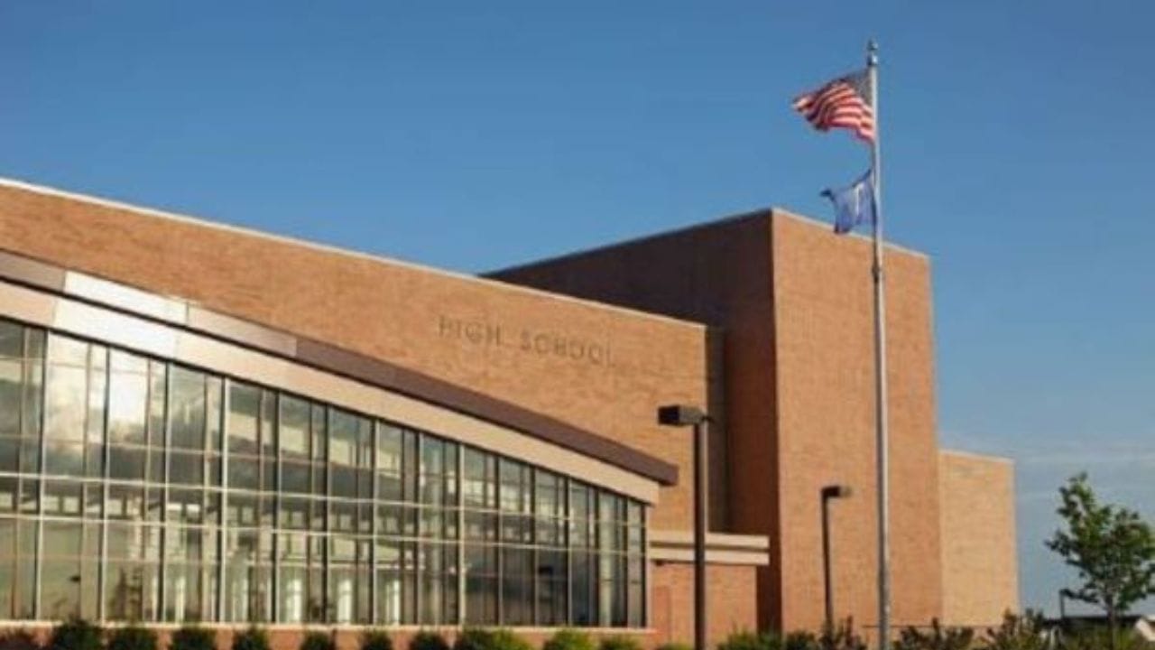 " તેમણે ઉમેર્યું હતું કે રૂપિયાના ઘટાડાથી વિદેશમાં અભ્યાસનો ખર્ચ વધે છે, ખાસ કરીને જીવન ખર્ચ, વિદેશી ચલણના જોખમો અને લોન ચુકવણીના સંદર્ભમાં, પરંતુ તેનાથી વિદ્યાર્થીઓની વિદેશમાં અભ્યાસ કરવાની ઇચ્છા પર ખાસ અસર પડી નથી. તેમણે ઉમેર્યું હતું કે આનાથી કડક નાણાકીય શિસ્ત બની રહી છે. ઉદાહરણ તરીકે, કેટલાક પરિવારો અગાઉથી આયોજન કરી રહ્યા છે, ચલણની અસ્થિરતાને ધ્યાનમાં રાખીને તેમના બજેટનું વિશ્લેષણ કરી રહ્યા છે, અને વર્તમાન વિનિમય દરો હેઠળ લોન ચૂકવવાના દબાણ પ્રત્યે વધુ સભાન છે.