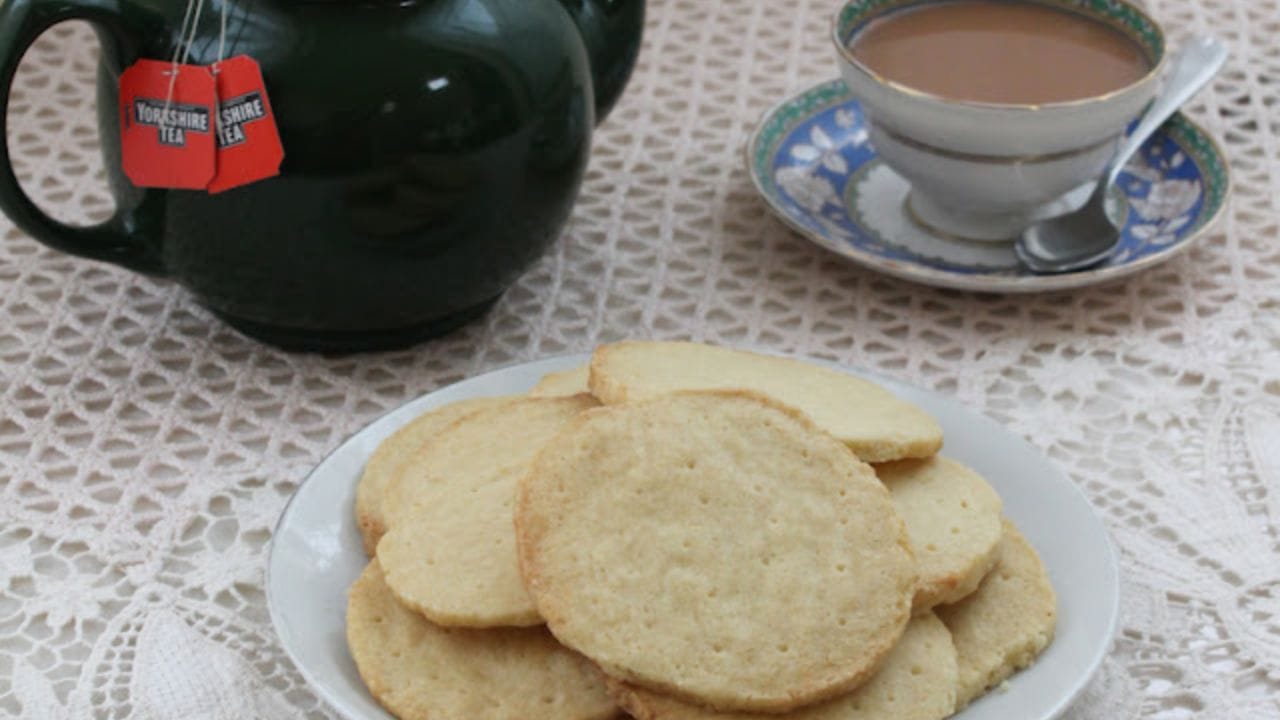 સુગર લેવલ વધારે છે - ચામાં કેફીન અને સુગર હોય છે. બીજી બાજુ, બિસ્કિટમાં રિફાઇન્ડ લોટ, બિનઆરોગ્યપ્રદ ચરબી અને સુગર ભરપૂર માત્રામાં હોય છે. તેને ખાવાથી સુગર લેવલમાં અચાનક વધારો થઈ શકે છે.