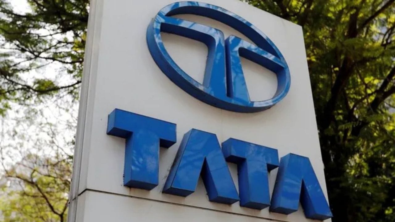 16 ડિસેમ્બર,2025ના રોજ ટાટા ગ્રુપની આ કંપનીના શેર ₹53.78 પર પહોંચી ગયા છે. જો આપણે છેલ્લા ચાર વર્ષો પર નજર કરીએ તો, કંપનીના શેરમાં 70% થી વધુનો ઘટાડો થયો છે. 17 ડિસેમ્બર 2021ના રોજ ટાટા ટેલિસર્વિસિસ (મહારાષ્ટ્ર) લિમિટેડના શેરનો ભાવ 189.10 રૂપિયા હતો. 16 ડિસેમ્બર 2025ના રોજ કંપનીના શેરનો ભાવ 53.78 રૂપિયા પર પહોંચી ગયો છે.