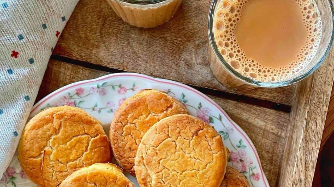 વજનમાં વધારો: ચા અને બિસ્કિટ ખાવાથી પણ વજન વધી શકે છે. બિસ્કિટમાં કેલરી, લોટ, સુગર અને ટ્રાન્સ ચરબી વધુ હોય છે, જે શરીરને વધુ પોષણ આપતા નથી પરંતુ ચરબીના સંચયમાં ફાળો આપે છે. આ ચયાપચયને ધીમો પાડે છે, જેનાથી વજન વધે છે.