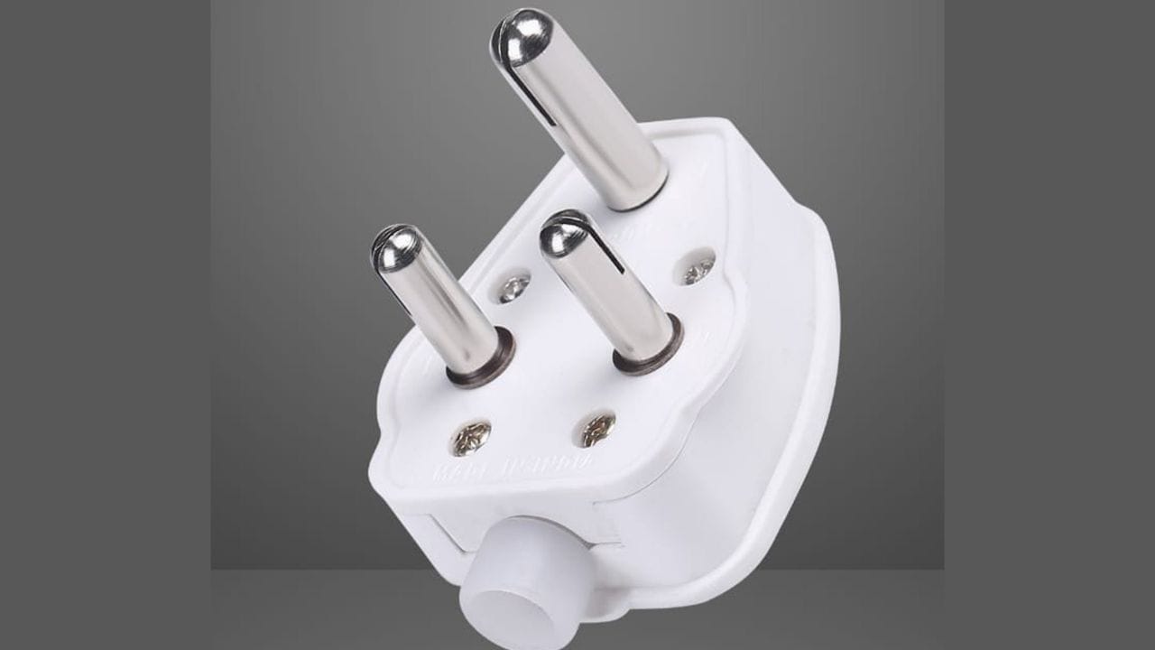 તેથી, તેમને ગ્રાઉન્ડ પિનની જરૂર નથી. જૂના ઉપકરણોમાં અથવા ઓછી શક્તિવાળા ઉપકરણો માટે બે-પિન પ્લગ સામાન્ય હતા. જોકે, હવે મોટાભાગના નવા ઉપકરણોમાં વધુ સલામતી માટે ત્રણ પિન હોય છે.