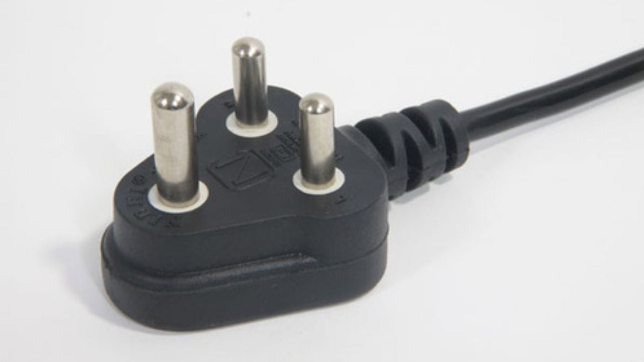 કેટલાક પ્લગમાં ફક્ત બે પિન હોય છે કારણ કે તે ડબલ ઇન્સ્યુલેશનવાળા ઉપકરણો માટે બનાવવામાં આવેલ છે. આને 'ક્લાસ II' ઉપકરણો કહેવામાં આવે છે, જેમ કે મોબાઇલ ચાર્જર અથવા નાના લેમ્પ. તેમની પાસે સુરક્ષાનો વધારાનો સ્તર હોય છે, જે ઇલેક્ટ્રિકલ લિકેજનું જોખમ ઘટાડે છે. 