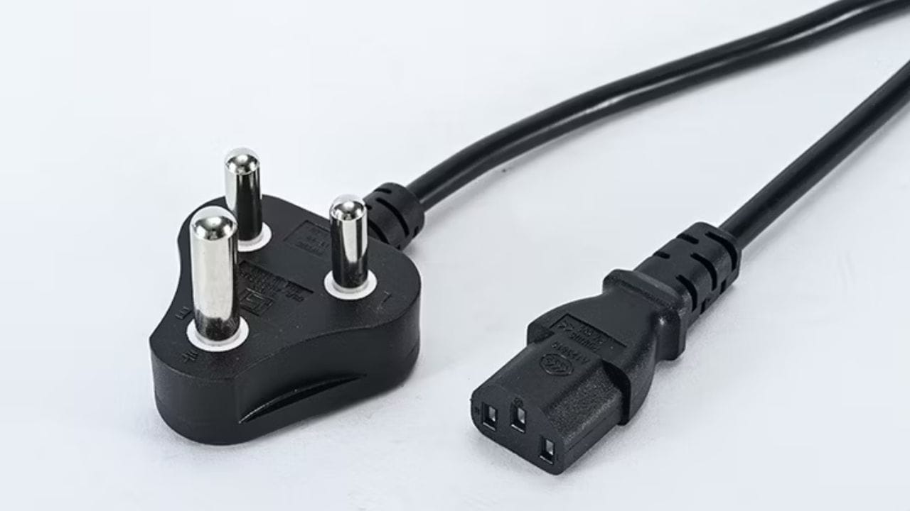 જો પ્લગમાં ત્રીજો પિન ન હોય, તો જોખમ વધે છે. વીજળી લીક થવાથી ઉપકરણના શરીરમાં પ્રવેશી શકે છે, જેને સ્પર્શ કરવામાં આવે તો આંચકો લાગે છે. આ આંચકો હળવો નહીં, પણ જીવલેણ હોઈ શકે છે. બે-પિન સોકેટવાળા જૂના ઘરોમાં ઘણીવાર આગ અથવા ઉપકરણને નુકસાનની જાણ થાય છે. ગ્રાઉન્ડિંગ વિના, વીજળીનો પ્રવાહ યોગ્ય નથી, જેના કારણે ઝડપી વિદ્યુત નુકસાન થાય છે.