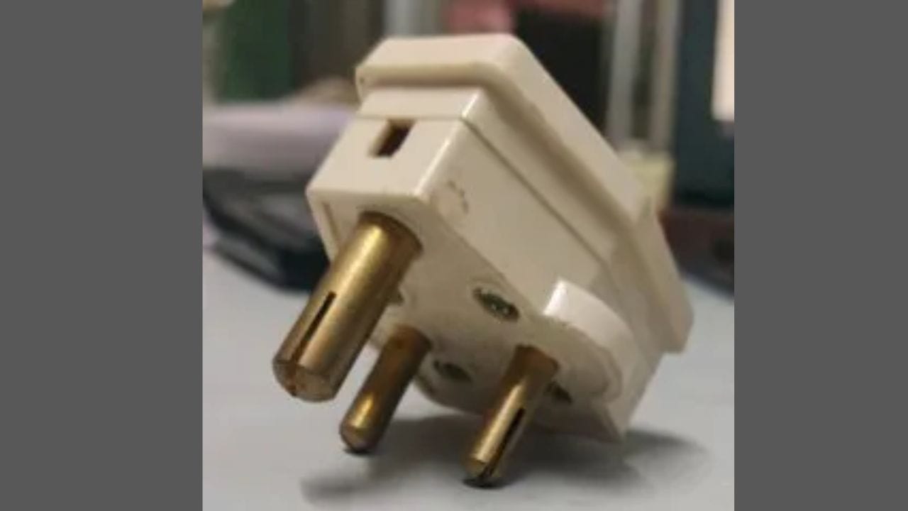 ત્રીજી પિન એક સલામતીનું લક્ષણ છે. જો કોઈ ઇલેક્ટ્રોનિક ઉપકરણ શોર્ટ-સર્કિટ કરે છે અથવા વીજળી લીક કરે છે, તો તે વીજળીને સુરક્ષિત રીતે જમીન તરફ મોકલે છે. આ ઇલેક્ટ્રિક શોકનું જોખમ ઘટાડે છે. તે ખાસ કરીને રેફ્રિજરેટર અથવા વોશિંગ મશીન જેવા ધાતુના ઉપકરણોમાં ઉપયોગી છે. આ પિન વિના, વીજળી શરીરમાંથી પસાર થઈ શકે છે, જે જીવલેણ હોઈ શકે છે.