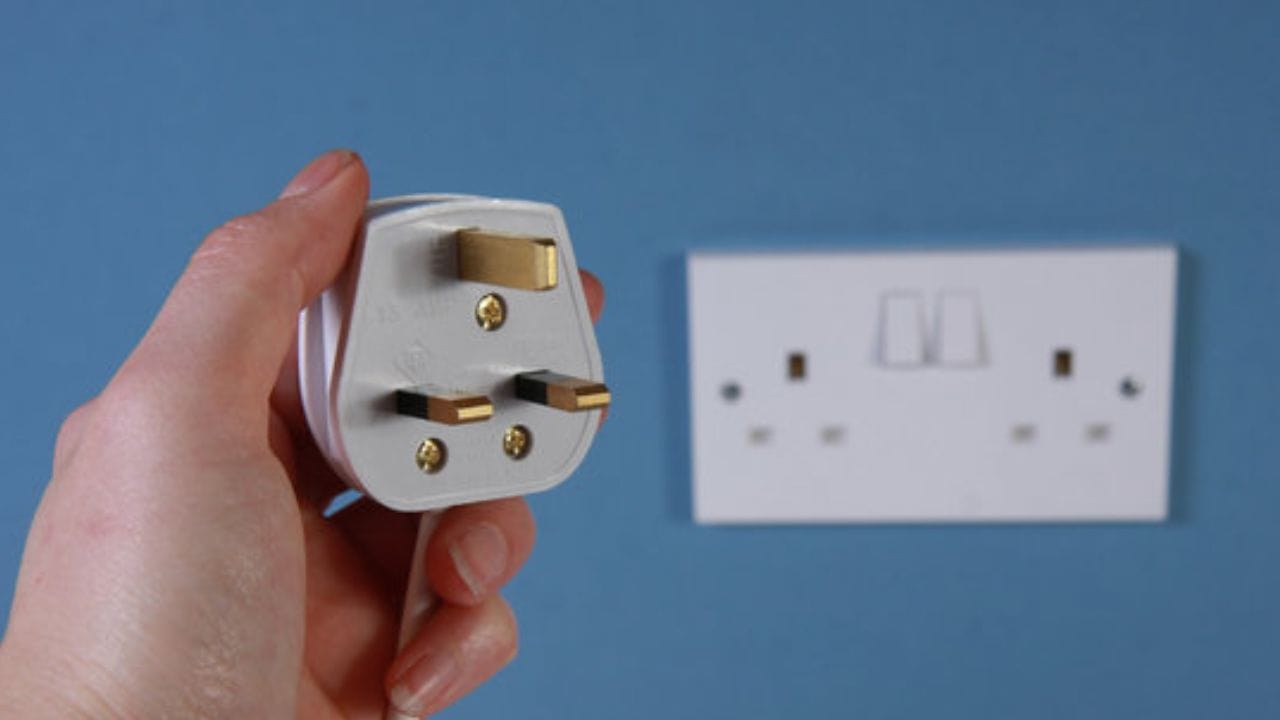 થ્રી પિન પ્લગમાં બે પિન વીજળી માટે છે, એક લાઈવ અને બીજી પિન ન્યૂટ્રલ હોય છે. જ્યારે ત્રીજી પિનને અર્થ અથવા ગ્રાઉન્ડ પિન કહેવામાં આવે છે. આ પિન ઈલેક્ટ્રિક કરંટના  લીક થવા પર તે વીજળીને જમીન તરફ મોકલે છે. આ પિન સામાન્ય રીતે લાંબી અને જાડી હોય છે જેથી પ્લગ કરતી વખતે તે પહેલા જોડાય. આ ખાતરી કરે છે કે જો કોઈ સમસ્યા હોય, તો વીજળી સીધી જમીનમાં જાય છે અને ઇલેક્ટ્રિક શોકને અટકાવે છે.