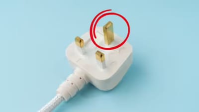 આપણે આપણા ઘરોમાં જે પ્લગનો ઉપયોગ કરીએ છીએ તેમાં બે કે ત્રણ પિન હોય છે. જો કે, ઘણીવાર ઉપરની જાડી પિન તૂટી જાય છે, અથવા આપણે થ્રી-પિન પ્લગને બદલે બે-પિન પ્લગનો ઉપયોગ કરીએ છીએ, છતાં પ્લગ યોગ્ય પાવર પૂરો નથી પાડી શકતો છે. આ પ્રશ્ન ઊભો કરે છે: જો પ્લગ ફક્ત બે પિનથી કામ કરી શકે છે, તો ત્રીજા પિનની જરૂર કેમ છે? આજે, આપણે શીખીશું કે ત્રીજા પિનની જરૂર કેમ છે. તેના ફાયદા શું છે, અને જો તે ન હોય તો શું નુકસાન થઈ શકે છે. આપણે એ પણ સમજીશું કે કેટલાક પ્લગમાં ફક્ત બે પિન કેમ હોય છે. 90% લોકોને જવાબ ખબર નહીં હોય.