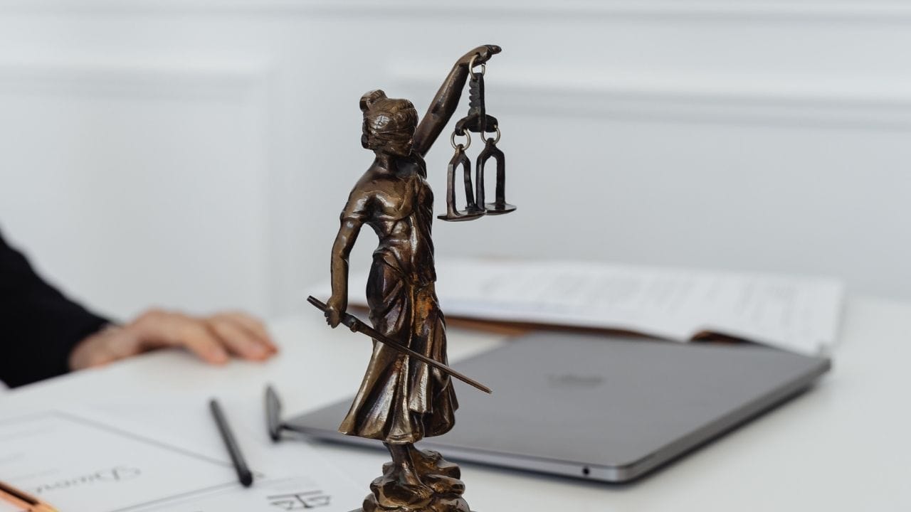 શું પોલીસને લોકોને મારવાનો અધિકાર છે? આ એક એવો પ્રશ્ન છે જે વારંવાર તમારા મનમાં આવે છે. તો બંધારણ અને કાયદાએ પોલીસ અધિકારીઓ માટે મર્યાદાઓ નક્કી કરી છે, અને તેમણે તેનું પાલન કરવું જ જોઈએ. 