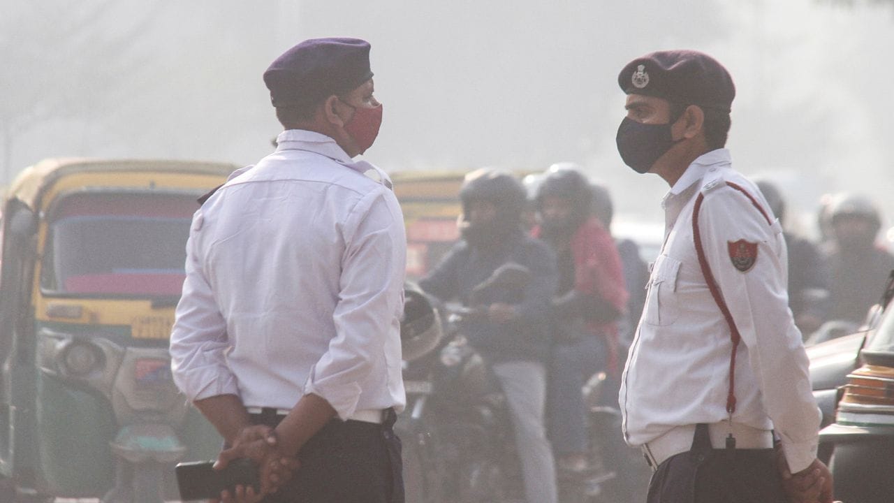 જો કોઈ ટ્રાફિક પોલીસ અધિકારી તમારી સાથે ગેરવર્તન કરે છે અથવા હુમલો કરે છે, તો તમે તેની જાણ ઉચ્ચ અધિકારી અથવા પોલીસ હેલ્પલાઈન પર કરી શકો છો. તમે પોલીસમાં લેખિત ફરિયાદ પણ નોંધાવી શકો છો અને તેમની સામે કોર્ટમાં કેસ પણ દાખલ કરી શકો છો. જો કોઈ ટ્રાફિક પોલીસ અધિકારી તમારી સાથે ગેરવર્તન કરવાનો પ્રયાસ કરે છે, તો તેમનું નામ અને બેજ નંબર નોંધી લો. જો શક્ય હોય તો, ઘટનાનો ઘટનાસ્થળે જ વીડિયો રેકોર્ડ કરો.