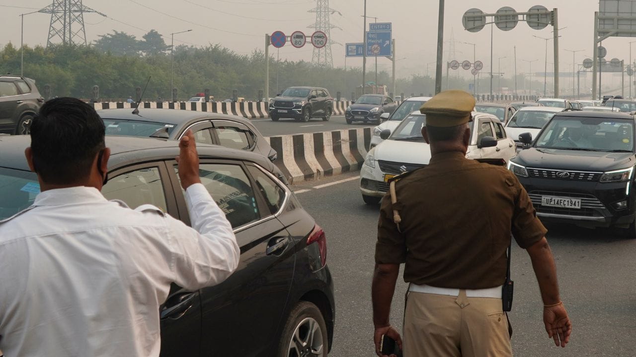 પોલીસના અધિકારો શું છે?તમે ટ્રાફિક પોલીસના અધિકારો વિશે જાણ્યું. હવે પોલીસના અધિકારોની ચર્ચા કરીએ. ભારતીય બંધારણના અનુચ્છેદ 21 હેઠળ, દરેક નાગરિકને જીવન અને વ્યક્તિગત સ્વતંત્રતાના અધિકારની ખાતરી આપવામાં આવી છે. પોલીસ દ્વારા કોઈ પણ વ્યક્તિ પર કોઈપણ પ્રકારનો હુમલો અથવા હિંસા આ અધિકારનું ઉલ્લંઘન માનવામાં આવે છે. 