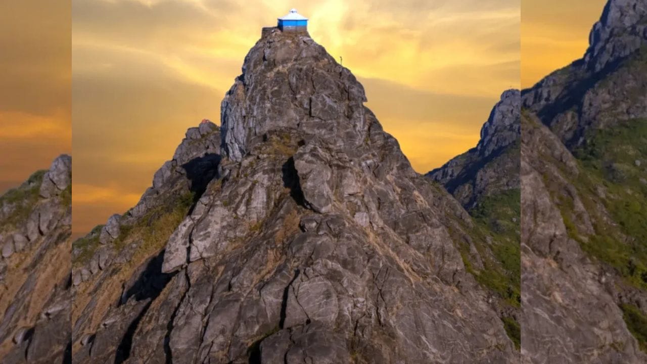 ગિરનારમાં પાંચ ઉંચા શિખરો આવેલા છે. જેમાં ગોરખ શિખર 3600, અંબાજી 3300, ગૌમુખી શિખર 3120, જૈન મંદિર શિખર 3300 અને માળીપરબ 1800 ફુટની ઉંચાઈઓ ધરાવે છે. જેથી ગિરનાર પર્વત ગુજરાતનો પણ ઉંચામાં ઉંચો પર્વત છે. તો તમે માતા-પિતાને લઈ ગિરનારની મુલાકાત લઈ શકો છો. અહી તમે રોપવેમાં બેસવાનો પણ આનંદ માણી શકો છો.